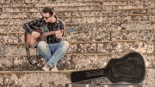 Vollblutmusiker auf dem Rastatter Wochenmarkt - Singer-Songwriter PAT rockt am Samstag Vollblutmusiker auf dem Rastatter Wochenmarkt - Singer-Songwriter PAT rockt am Samstag